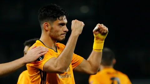 Raul Jiménez celebra la anotación de su gol con el Wolverhampton durante un partido contra Slovan Bratislava en la Europa League. Imagen: Reuters