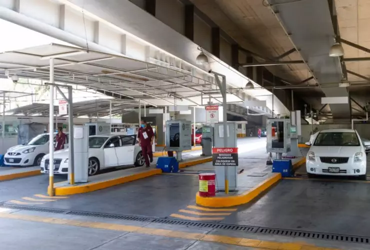 personal autorizado realizando la verificación vehicular en CDMX