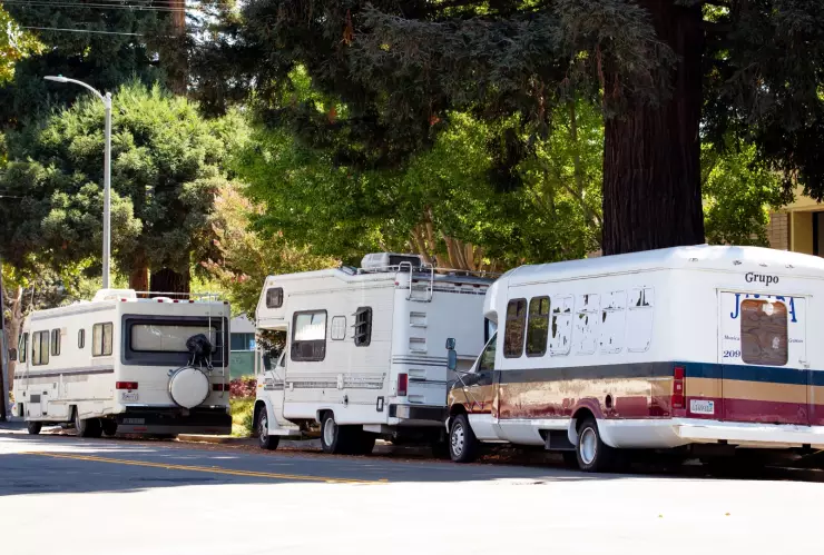 Hilera de casas rodantes estacionadas en California
