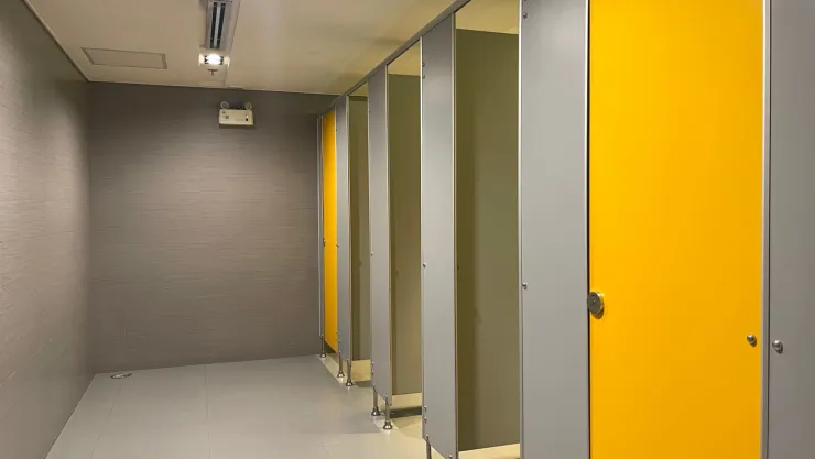 Baños públicos sin puertas completas: ¿A qué se debe?