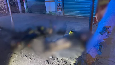 Conductor fue asesinado a balazos en la carretera Izúcar-Epatlán hoy; quedó tendido