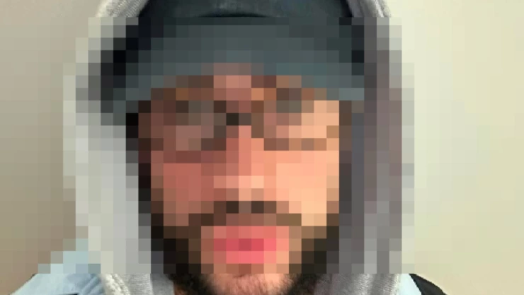 El famoso cantante que fue captado BESÁNDOSE con otro hombre tras terminar con su novia