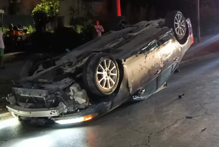 Volcadura deja persona lesionada en Av. López Portillo en Cancún; FOTOS.jpg