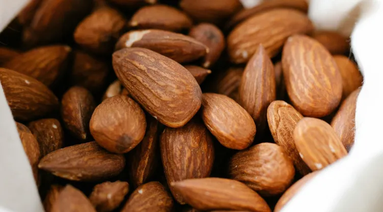Una bolsa llena de almendras frescas