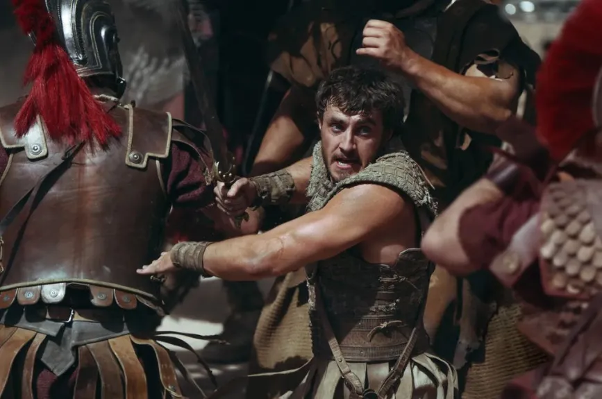 La esperada secuela de “Gladiator”, dirigida nuevamente por Ridley Scott, regresa al esplendor del Imperio Romano. En “Gladiator II”, el vestuario, diseñado por Janty Yates, sigue un camino similar al de la película original, manteniendo la fidelidad al estilo de la antigua Roma.
Crédito: Paramount Pictures
