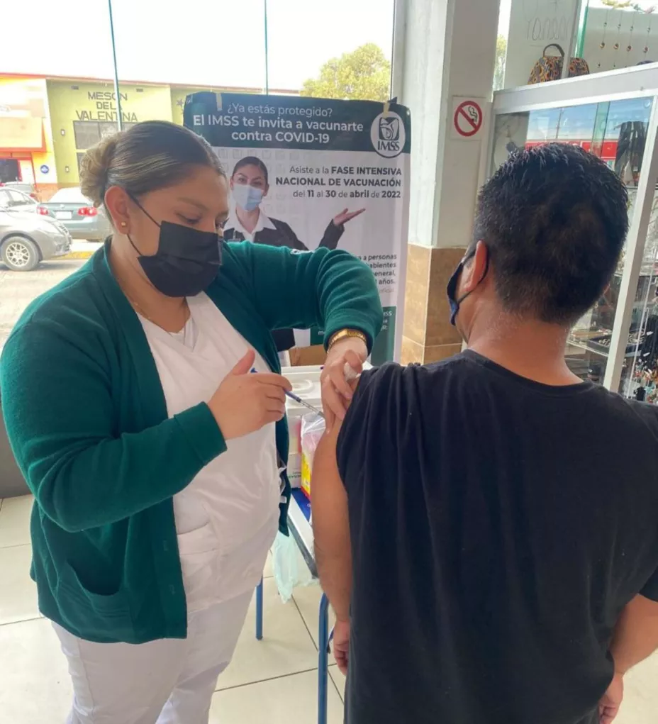 Vacuna joven IMSS.jpg