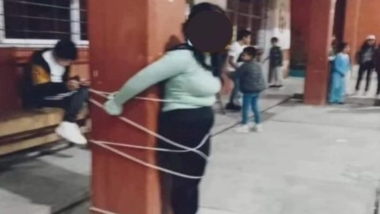 Tesorera de escuela en Chiapas fue amarrada a un poste por robo de 90 mil pesos| VIDEO