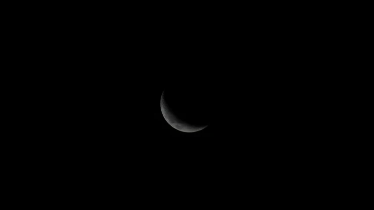 La Luna negra en el cielo, un evento astronómico que ocurre aproximadamente cada 29 meses.