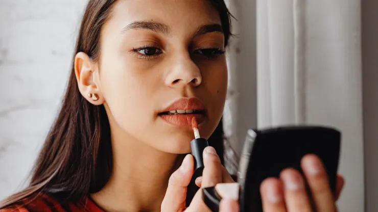Existen distintos tonos de labial marrón que se adaptan según el color y subtono de cada piel.