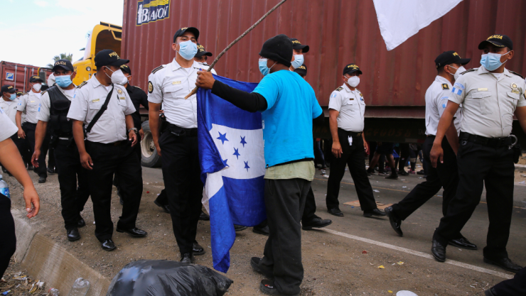 Las fuerzas de seguridad guatemaltecas comienzan a despejar la caravana de migrantes con destino a Estados Unidos en Vado Hondo.
