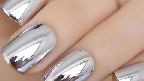 8 diseños de uñas efecto espejo para cualquier ocasión: fiesta, natación, pádel, gym