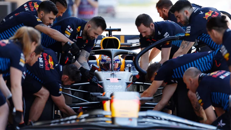 Max Verstappen en los pits de Red Bull