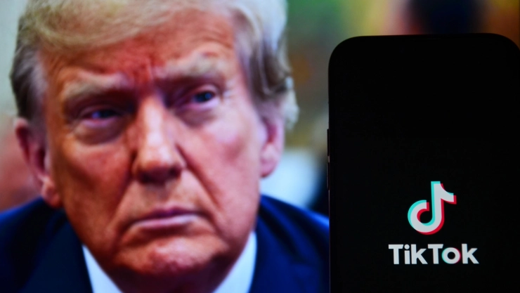 Donald Trump junto a logo de TikTok