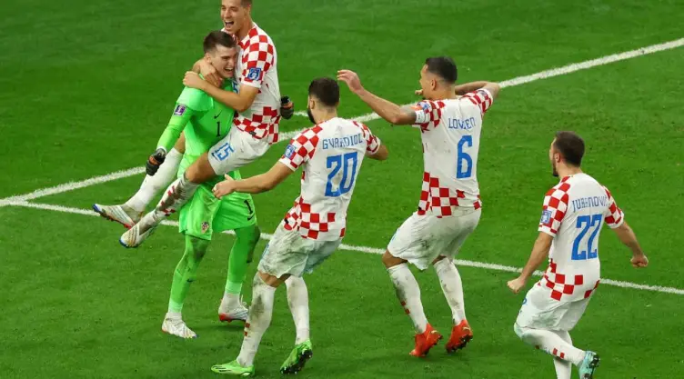 Croacia festeja su pase a 4tos de Final