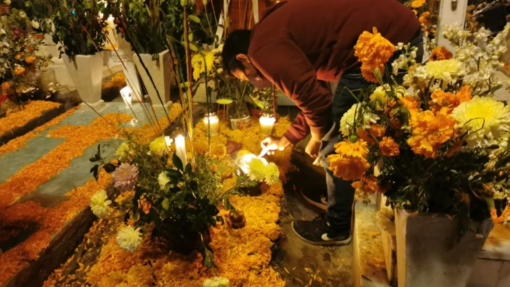 tumbas Alumbrada Día de Muertos Mixquic.jpg