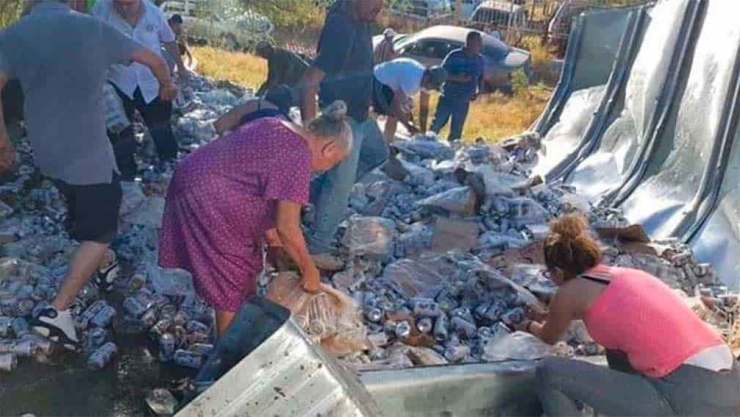 Tráiler vuelca y pobladores hacen rapiña de cerveza en Nuevo Laredo