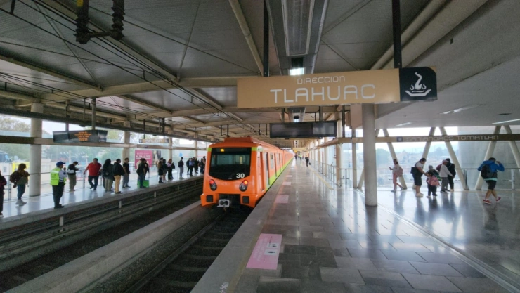 Tren del Metro en Línea 12.