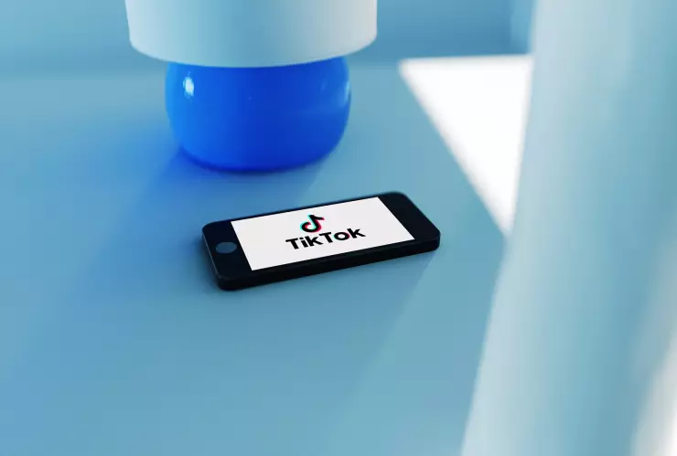  Reto viral de TikTok deja a niña de 7 años en coma tras explosión de juguete
