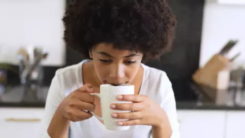 mujer bebiendo café.jpg