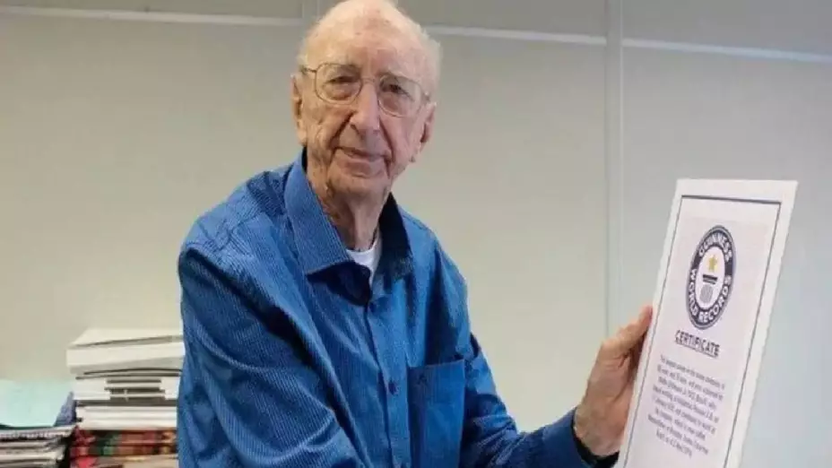 Hombre rompe récord por trabajar 84 años en la misma empresa