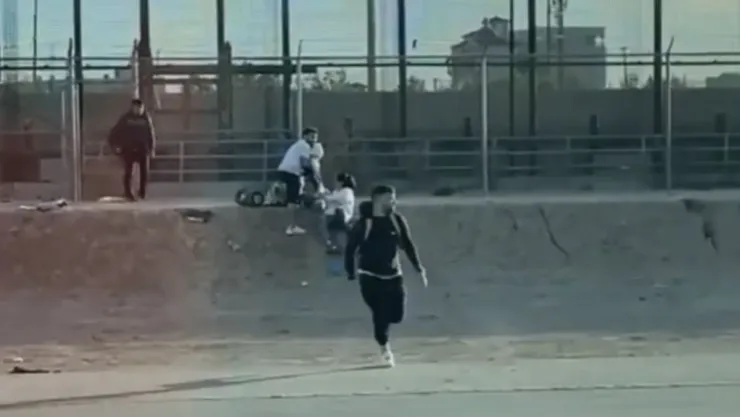 VIDEO Migrantes saltan el muro fronterizo en Texas y se fugan
