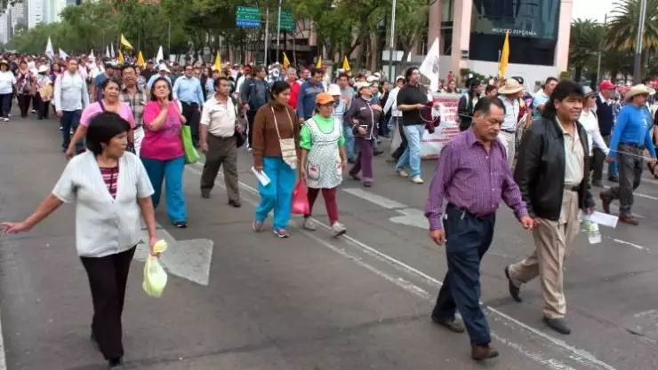 cientos de personas marchan sobre paseo de la Reforma de la CDMX