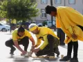 Los chicos se juntaron para ver si sus piezas podrían juntar un apalabra.