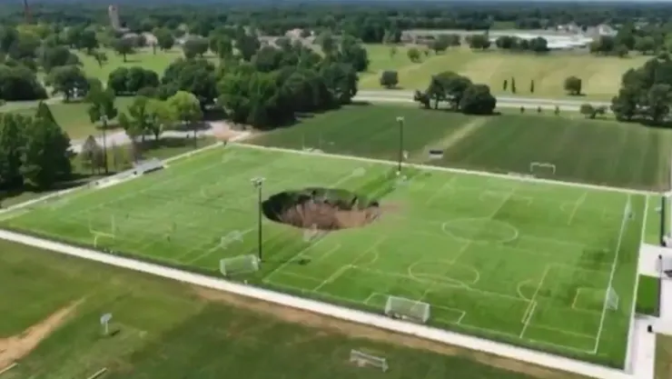 viral-enorme-socavon-aparece-cancha-futbol.jpg