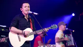 Flor tiene que trabajar con el tema musical “Arroyito” del grandioso Fonseca.