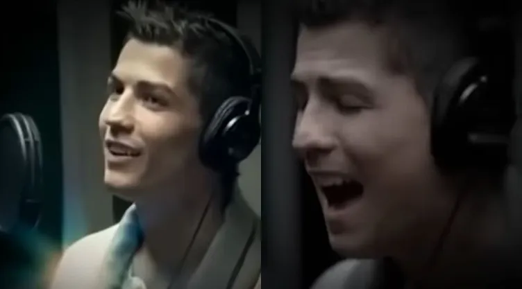 Cristiano Ronaldo cantando