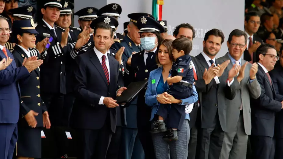 Iván Morales Corrales recibió el Mérito Policial de Primera Clase y después las escrituras de una casa