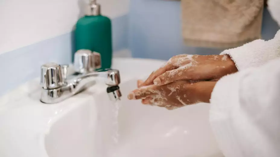 ¿Cuáles son los peligros de utilizar tu celular en el baño?