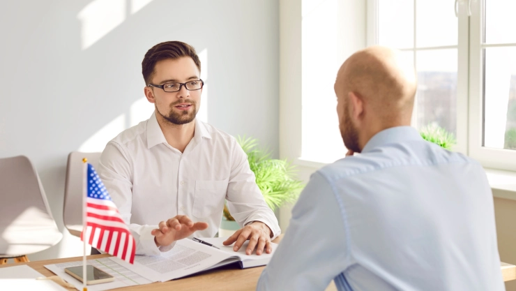 Un funcionario entrevista a un solicitante