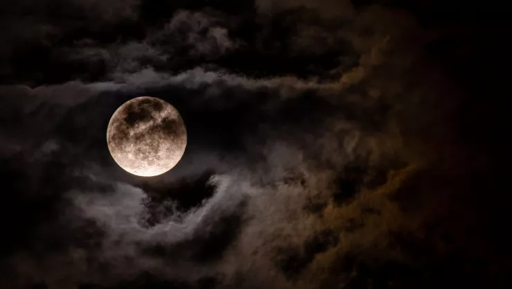 La luna de gusano será un periodo de abundancia para estos signos