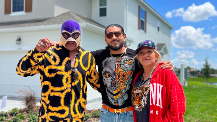 Santos Escobar WWE regala casa