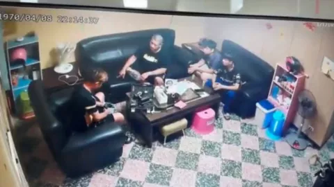 Hombre se dispara de la sala de su casa enfrente de sus invitados