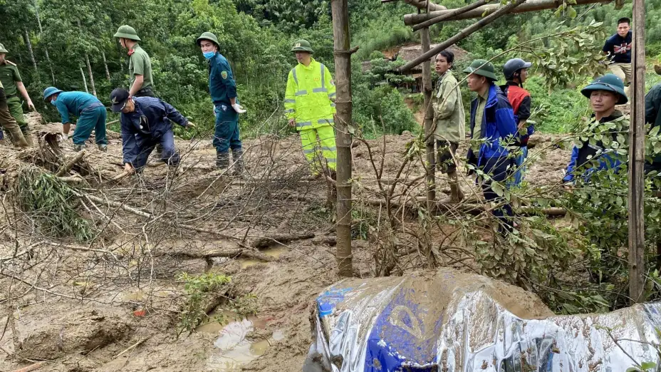 Limpieza de lodo tras una inundación en Lao Cai, Vietnam.
