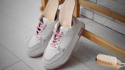 El truco casero con el que tus tenis quedarán nuevamente blancos y relucientes.jpg