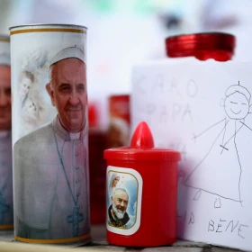 Así se reúnen a orar por la salud del papa Francisco.