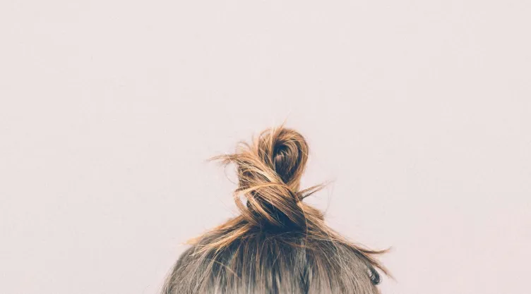 ¿Cómo reparar el cabello seco con maicena?