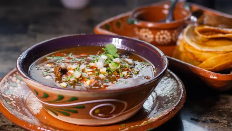 El plato tradicional mexicano con birria de ternera y salsa roja
