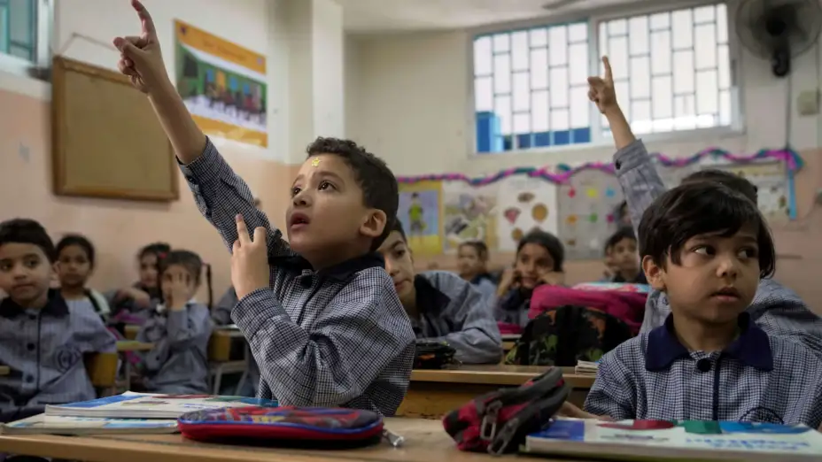 Niños estudian en un campo de refugiados palestinos de la ONU en Líbano.