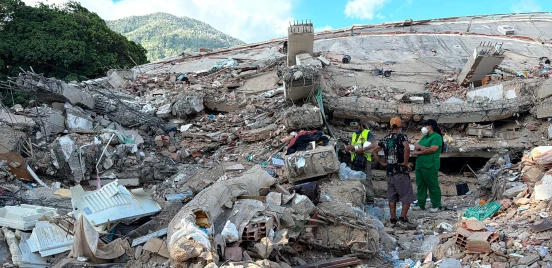 rescatistas_derrumbe_La_Guaira_sismos_Venezuela