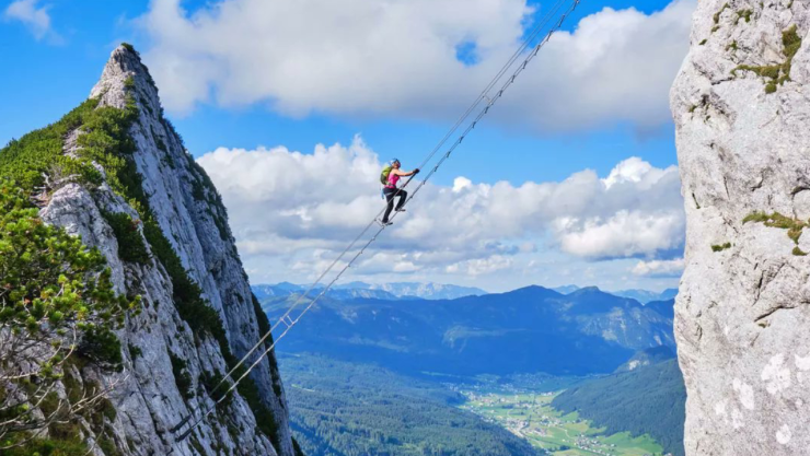 Turista muere tras caer de escalera flotante