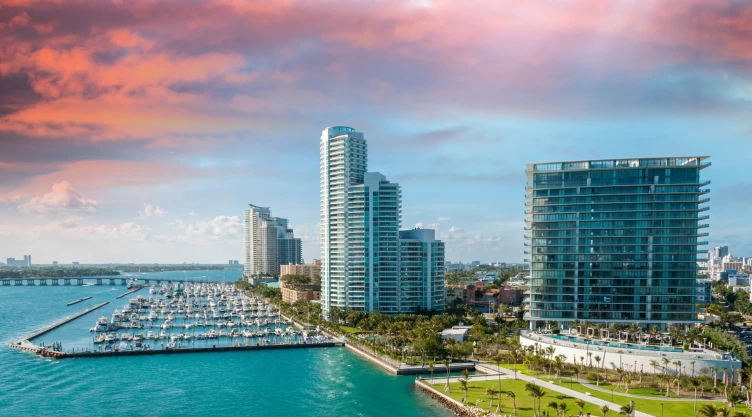 el área de Biscayne Bay en un día soleado.