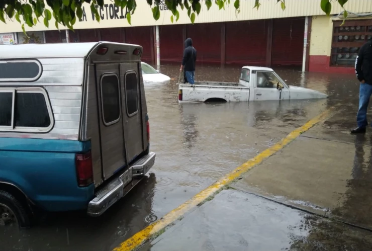 Tromba deja diversas inundaciones en Puebla capital