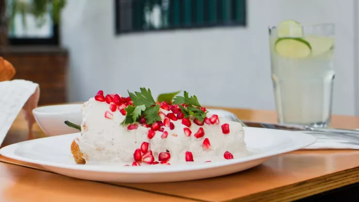 Chiles en nogada y la bebida con la que combinan mejor