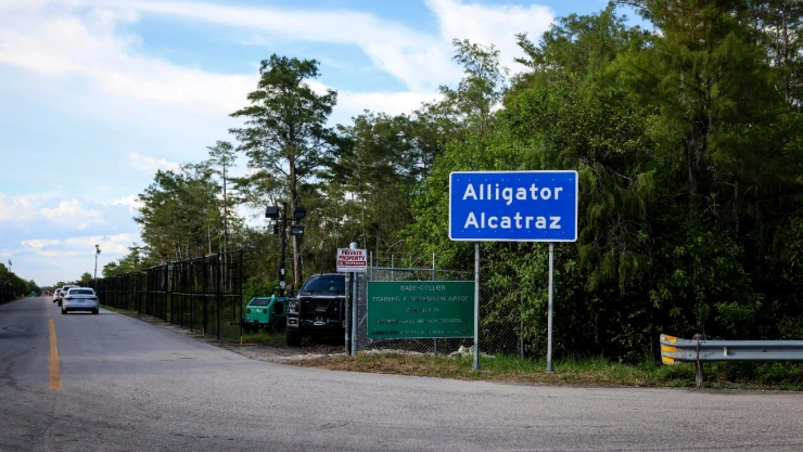 Un tribunal federal bloqueó el cierre del centro de migrantes Alligator Alcatraz en Florida. La polémica sobre sus condiciones y su impacto ambiental continúa.