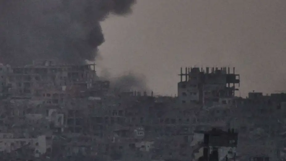 Edificios destruidos luego de un ataque de Israel en la Franja de Gaza.