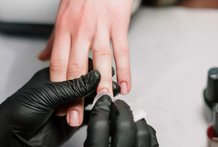 El regreso de las uñas cuadradas en 2025 y cuáles son los diseños